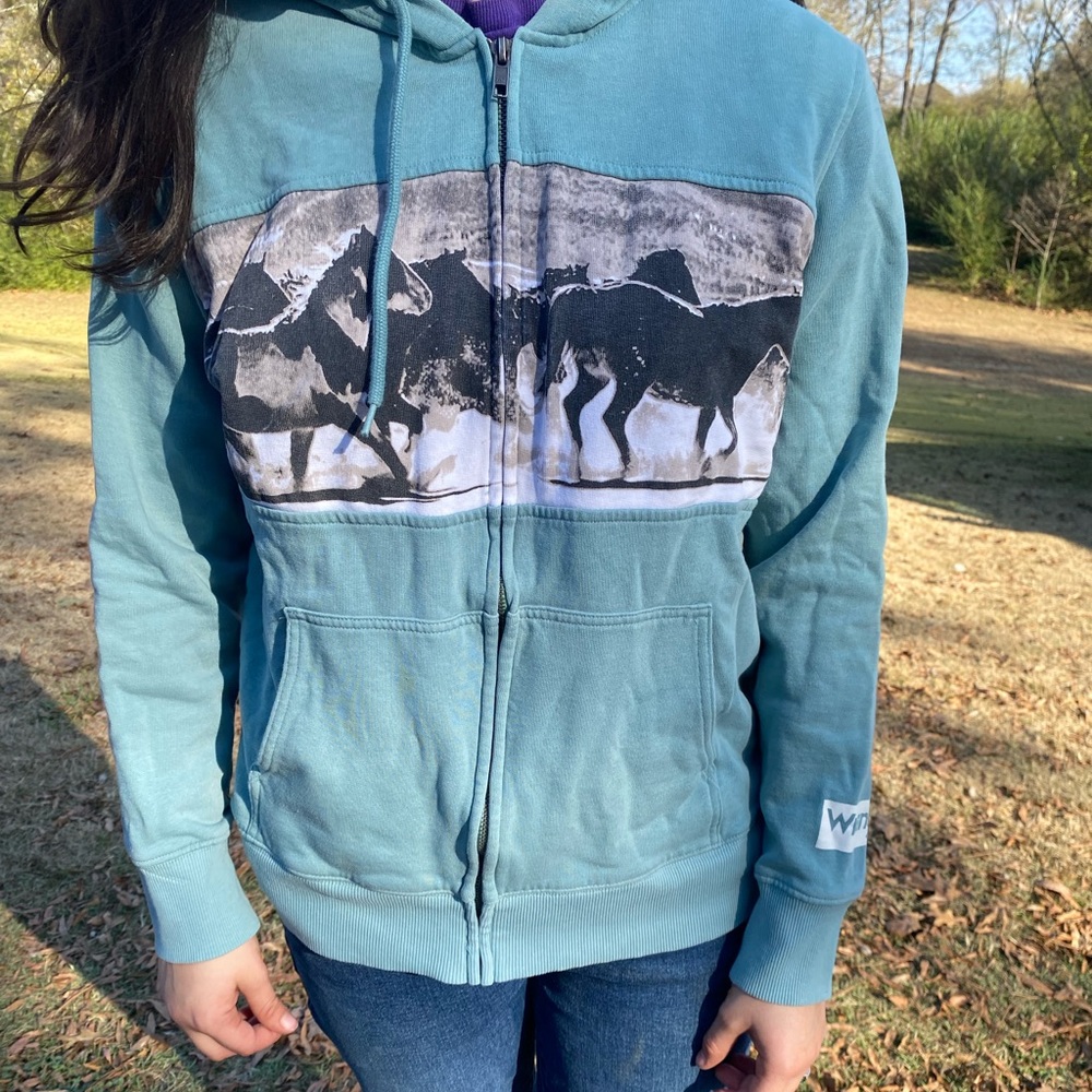 WRANGLER WOMEN'S RETRO RUNNING HORSE BLUE ZIP HOODIE
